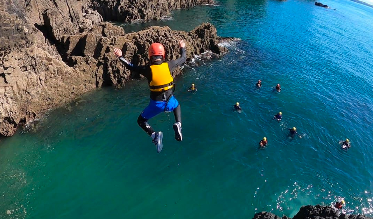 ¿Qué es el coasteering y dónde practicarlo?